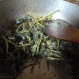 ドクダミとちりめんじゃこ炒め レシピ 作り方 By Iihi009 楽天レシピ ドクダミとちりめんじゃこ炒め レシピ 作り方 By Iihi009 楽天レシピ